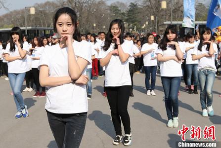 两内地女子在澳门搭讪路人卖淫被抓